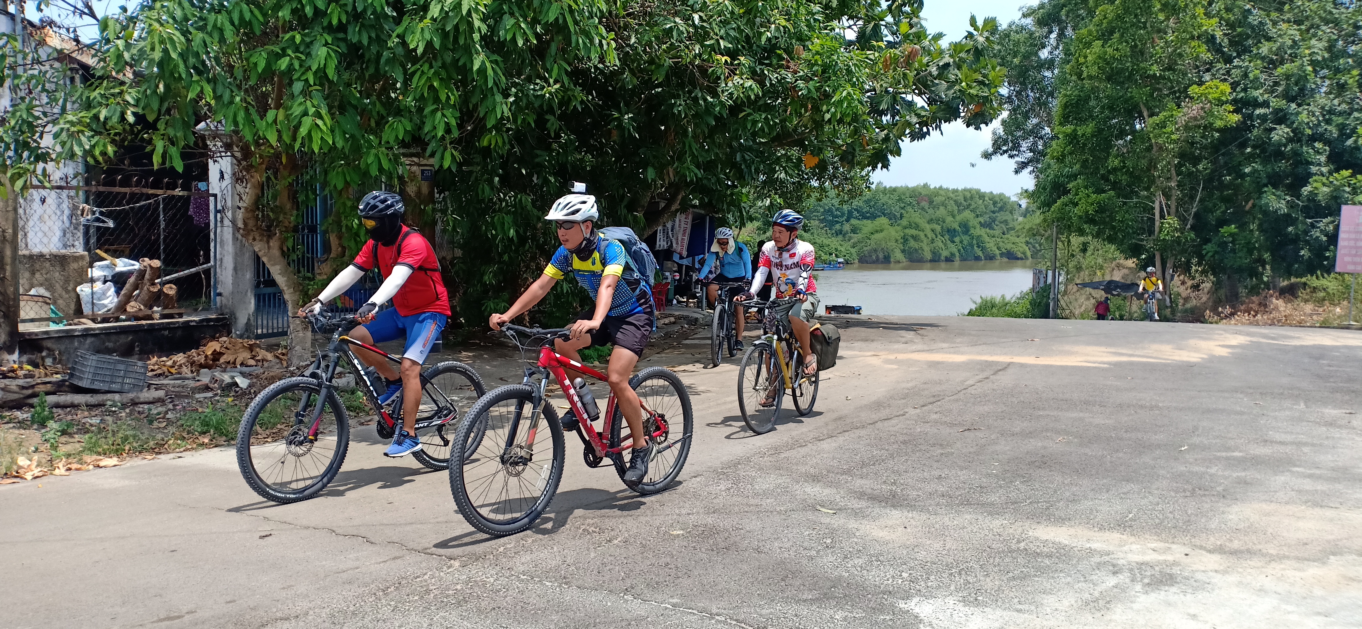 CYCLING TO EXPLORE THE LAKE & FOREST DAY TRIP