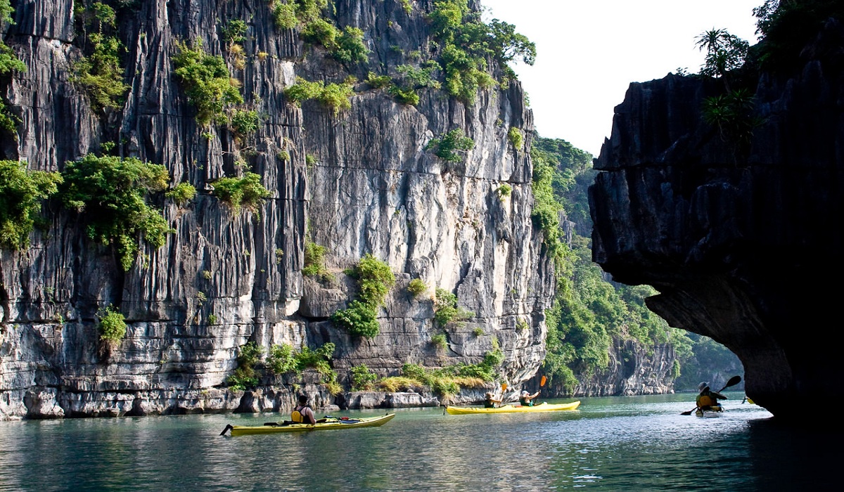 vietnam_kayaking_trips_halong